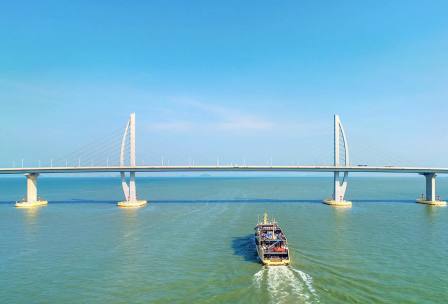 豪華游輪海上看珠海港珠澳大橋